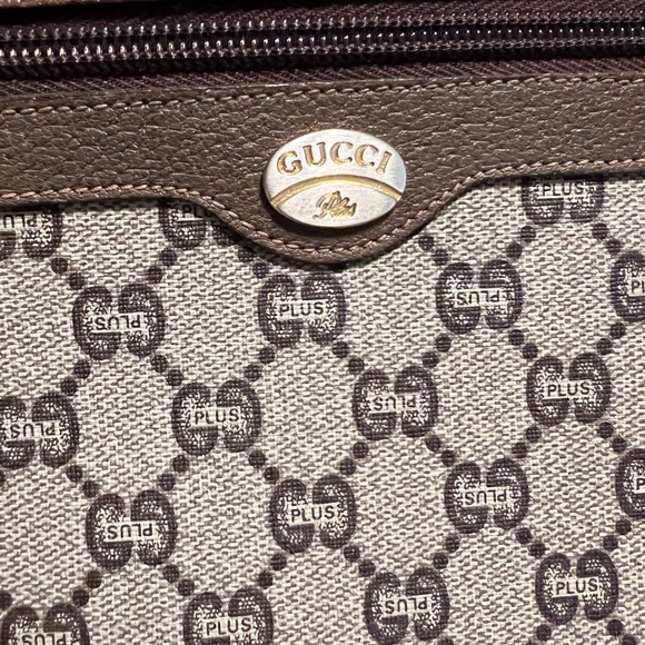 Authentic GUCCI Plus canvas zipper clutch - Picture 2 of 8
